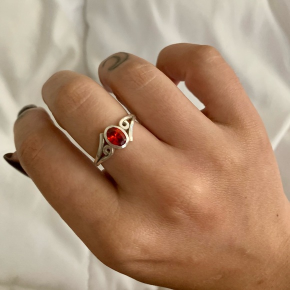 Bright red garnet silver ring - Picture 3 of 6